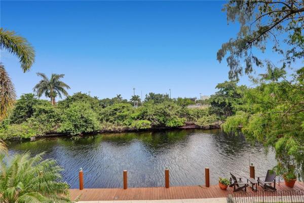 Tropical Gardens, 506 NE 19th St, Wilton Manors, Florida 33305, image 2