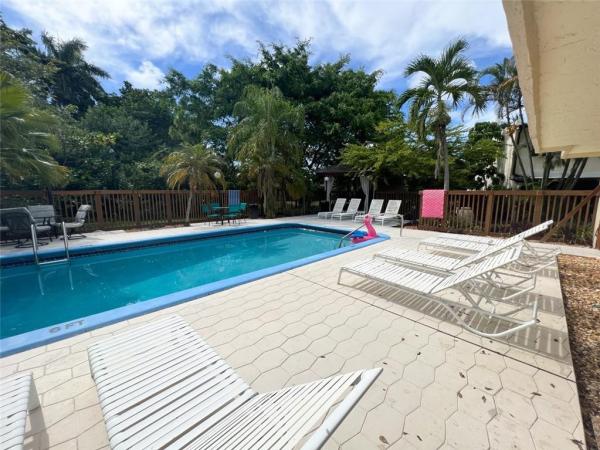 Footbridge Townhouse, 864 NE 20th Dr, Wilton Manors, Florida 33305, image 1