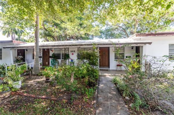 Petite, 223 NE 21st St, Wilton Manors, Florida 33305, image 2