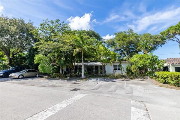 Petite, 223 NE 21st St, Wilton Manors, Florida 33305, image 3