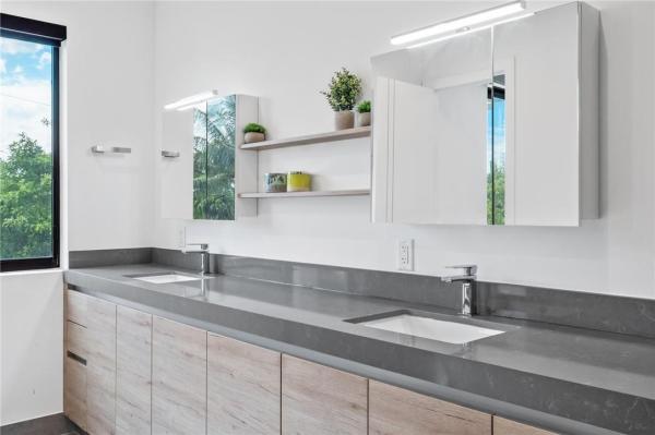 Petite, 200 NE 22nd St, Wilton Manors, Florida 33305, image 3