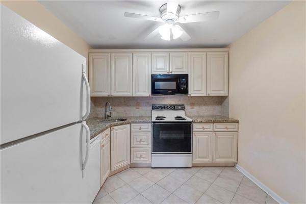 Karanda Village 4, 3927 N Carambola Cir #2901, Coconut Creek, Florida 33066, image 3