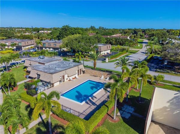 Chateau On The Knoll, 9255 SW 61st Way #B, Boca Raton, Florida 33428, image 2