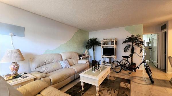 Lighthouse Point Gardens South, 2050 NE 39th St #109N, Lighthouse Point, Florida 33064, image 1