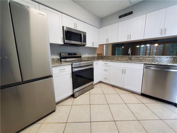 Whitehall Of Pine Island Ridge, 1502 Whitehall Dr #204, Davie, Florida 33324, image 3