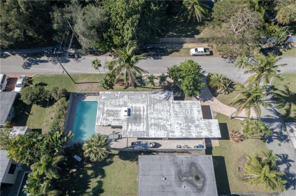 Petite, 100 NE 22nd St, Wilton Manors, Florida 33305, image 1