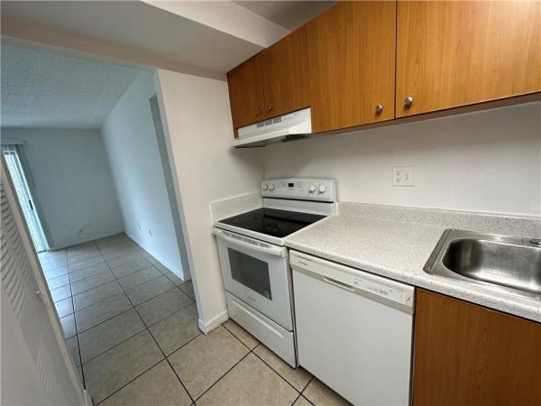 Clear Lake Palms, 407 Executive Center Dr #201, West Palm Beach, Florida 33401, image 2