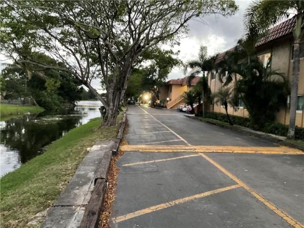 2729 NW 39th Ter #103, Lauderdale Lakes, Florida 33311, image 2