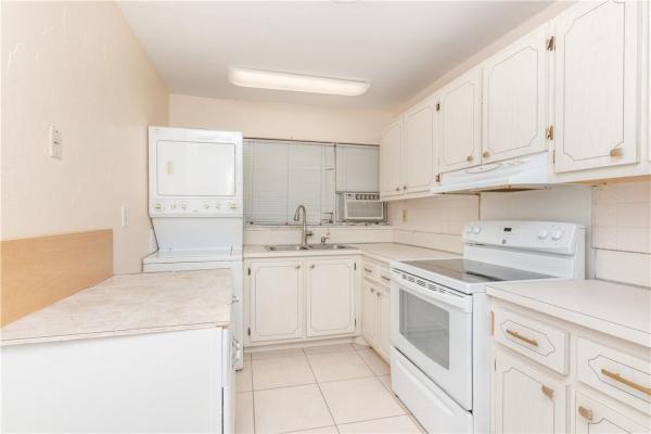Lake Park, 952 NE 199th St #114, Ives Estates, Florida 33179, image 3