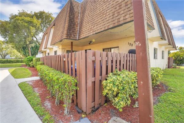 Le Clos Townhomes, 122 San Remo Blvd, North Lauderdale, Florida 33068, image 1