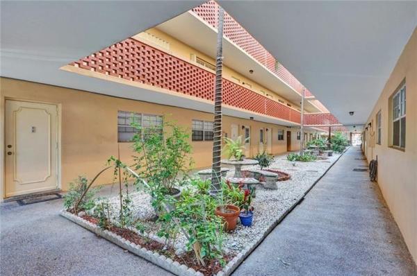 Coach House East & West, 2301 NE 14th Street Cswy #305W, Pompano Beach, Florida 33062, image 1