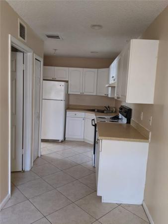 Southern Courtyard, 2013 Oleander Blvd #B, Fort Pierce, Florida 34950, image 1
