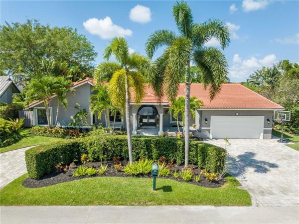 Jacaranda Country Club, 8600 N Lake Dasha Dr, Plantation, Florida 33324, image 1