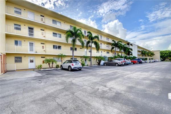 Village Royale Greenway, 2620 NE 1st Ct #405, Boynton Beach, Florida 33435, image 2