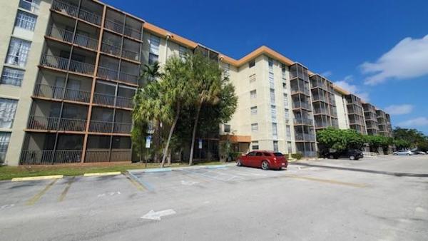 Woodside, 16950 W Dixie Hwy #A424, North Miami Beach, Florida 33160, image 1