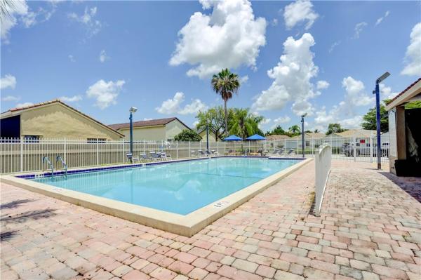 Waterford Patio Homes, 5851 Bristol Ln, Davie, Florida 33331, image 3