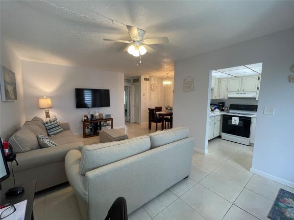 Lighthouse Point Gardens South, 2050 NE 39th St #112S, Lighthouse Point, Florida 33064, image 1
