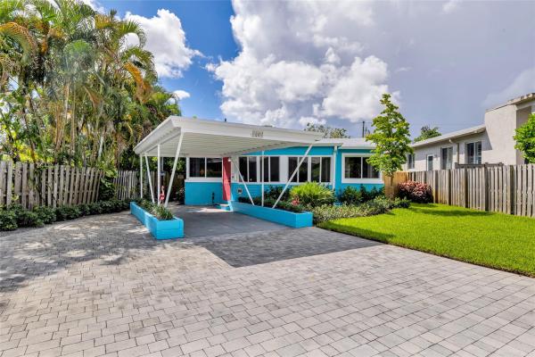 Petite, 80 NE 26th St, Wilton Manors, Florida 33305, image 1