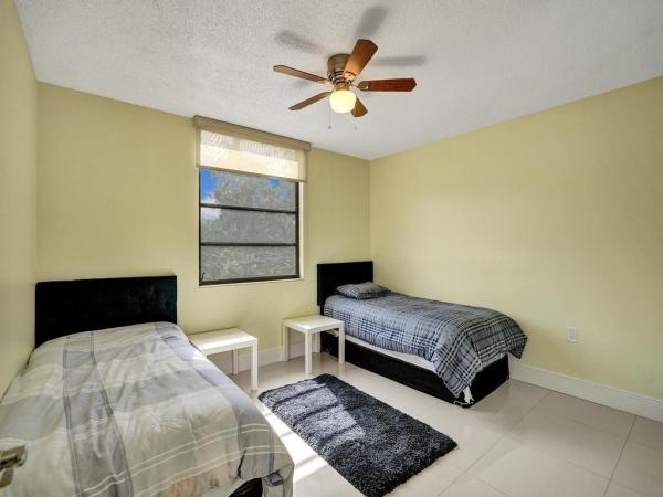 Whitehall Of Pine Island Ridge, 1502 Whitehall Dr #301, Davie, Florida 33324, image 2