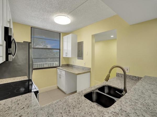 Whitehall Of Pine Island Ridge, 1502 Whitehall Dr #301, Davie, Florida 33324, image 3