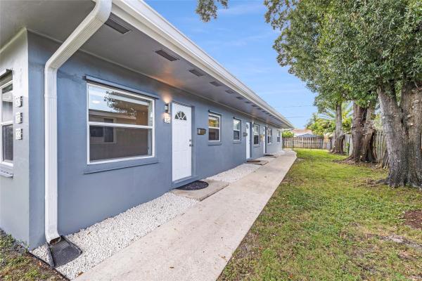 Petite, 33-37 NE 25th St, Wilton Manors, Florida 33305, image 1