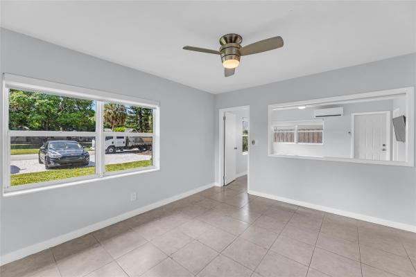 Petite, 33 NE 25th St #1-3, Wilton Manors, Florida 33305, image 2