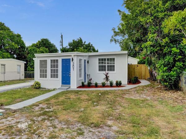 San Castle, 201 Tulip Tree Dr, Lantana, Florida 33462, image 1