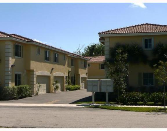Deerfield Court Townhomes, 184 SE 2nd St, Deerfield Beach, Florida 33441, image 1