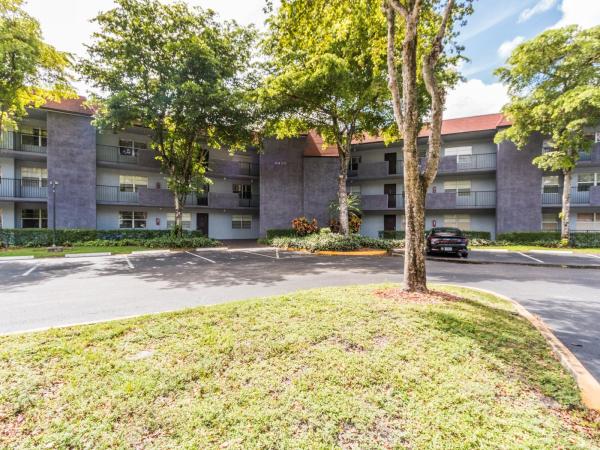 Fairways Of Tamarac, 8450 Lagos De Campo Blvd #305, Tamarac, Florida 33321, image 1