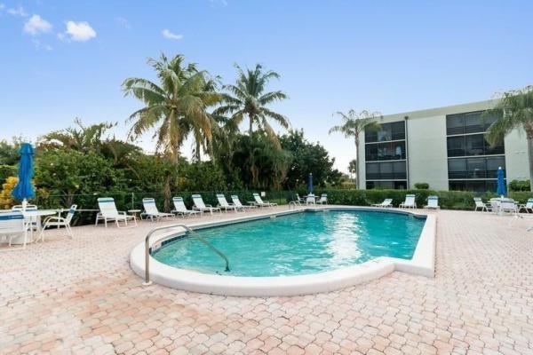 Banyan Tree Village, 555 Banyan Tree Ln #202, Delray Beach, Florida 33483, image 3