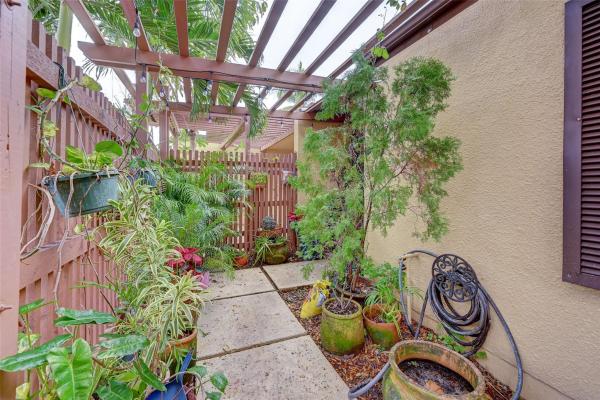 Villas Central, 1401 E Golfview Dr, Pembroke Pines, Florida 33026, image 1