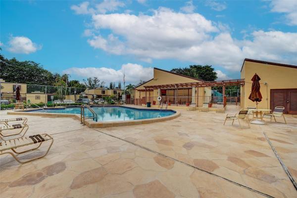 Villas Central, 1401 E Golfview Dr, Pembroke Pines, Florida 33026, image 2