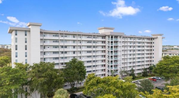 Oaks Lane At Palm-Aire, 575 Oaks Ln #702, Pompano Beach, Florida 33069, image 1