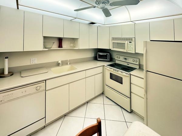 Lyndhurst, 2059 Lyndhurst N, Deerfield Beach, Florida 33442, image 2