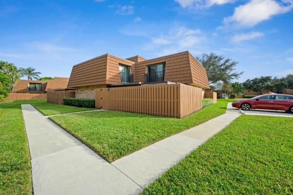 Camelot Gardens At Rock Creek, 2575 Garden Ct #2575, Hollywood, Florida 33026, image 1
