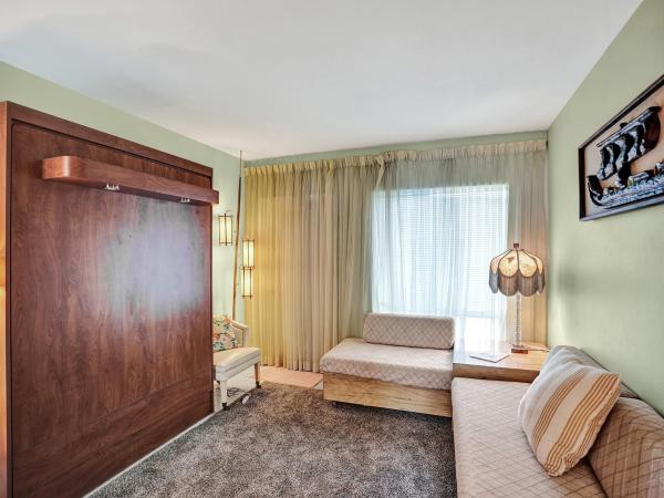 Hillsboro Shores Executive Club, 2508 Bay Dr #27, Pompano Beach, Florida 33062, image 2