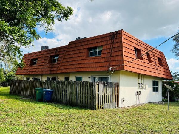 Lauderhill Manor, 2021 NW 59th Ave, Lauderhill, Florida 33313, image 2