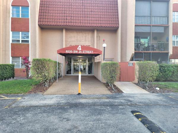 Oakbrook Village, 8220 SW 24th St #4301, North Lauderdale, Florida 33068, image 2