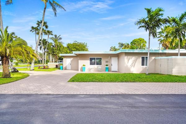 Petite, 100 NE 22nd St, Wilton Manors, Florida 33305, image 1