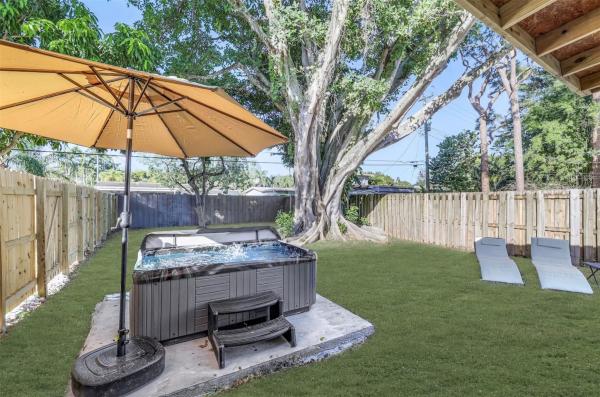 Petite, 223 NE 21st St, Wilton Manors, Florida 33305, image 1