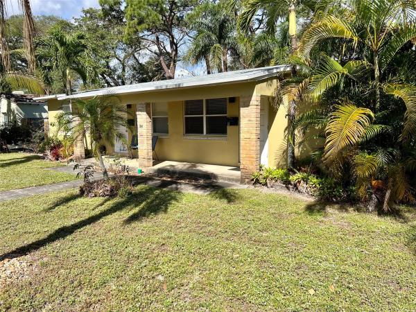 Petite, 241 NE 21st St, Wilton Manors, Florida 33305, image 1