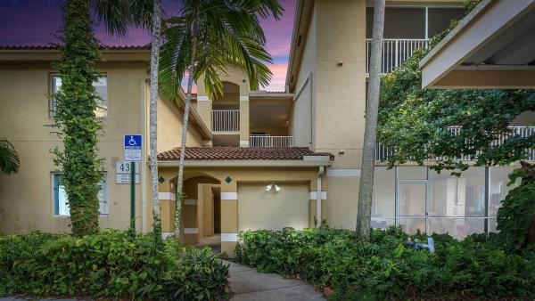 Pinehurst Club, 430 S Park Rd #3-303, Hollywood, Florida 33021, image 1
