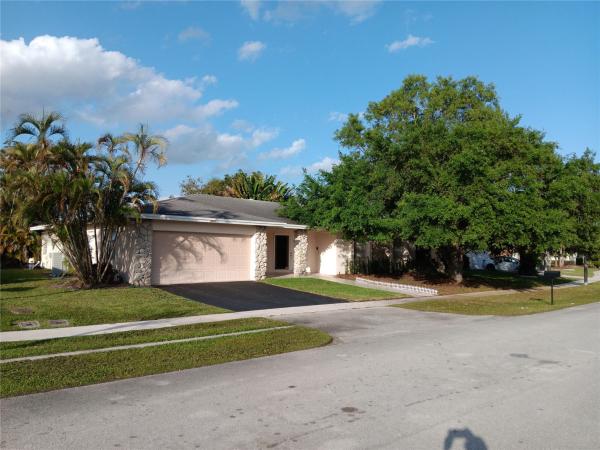 Bonaventure Lakes, 16653 Golfview Dr, Weston, Florida 33326, image 1