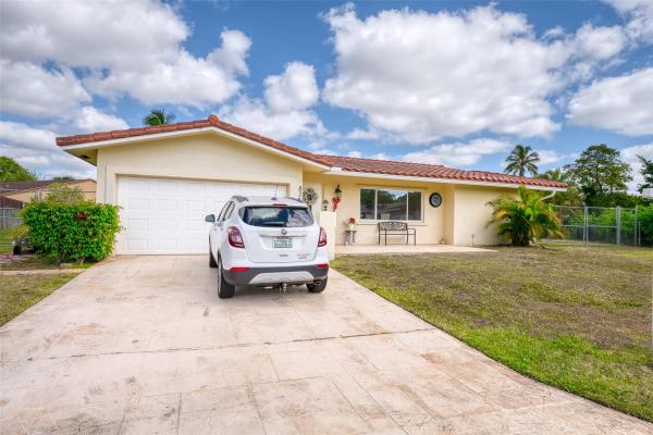 Plantation Hills, 837 W Plantation Cir, Plantation, Florida 33324, image 1