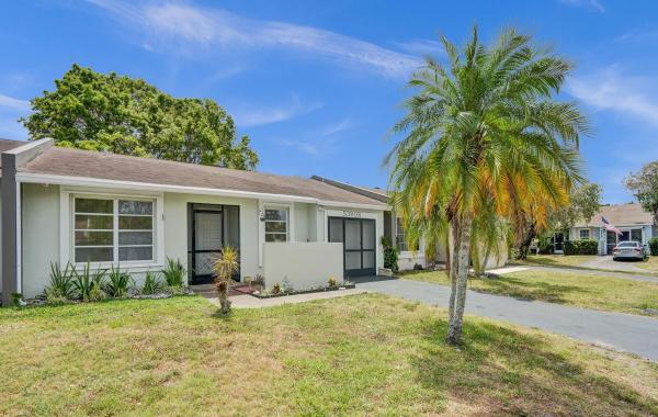 Lakewood On The Green, 5380 Lakewood Cir S. #B, Margate, Florida 33063, image 1