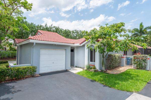Garden Homes At Country Isles, 1401 Seagrape Cir, Weston, Florida 33326, image 1