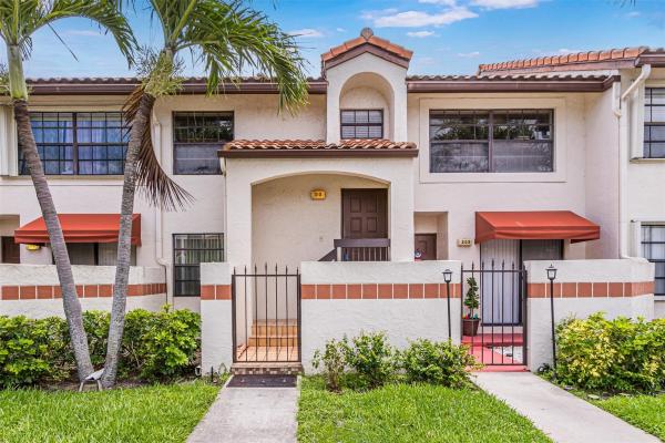 Lincoln Square, 310 Lincoln Ct #310, Deerfield Beach, Florida 33442, image 1