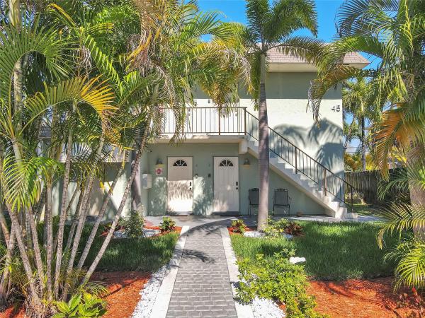 Petite, 45 NE 24th St, Wilton Manors, Florida 33305, image 1