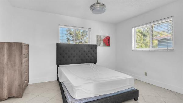 Petite, 45 NE 24th St #1-4, Wilton Manors, Florida 33305, image 3