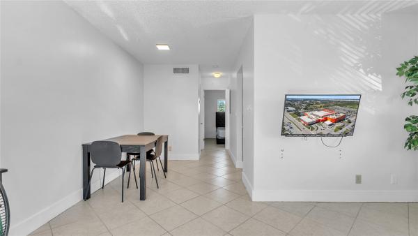 Petite, 45 NE 24th St #1-4, Wilton Manors, Florida 33305, image 2